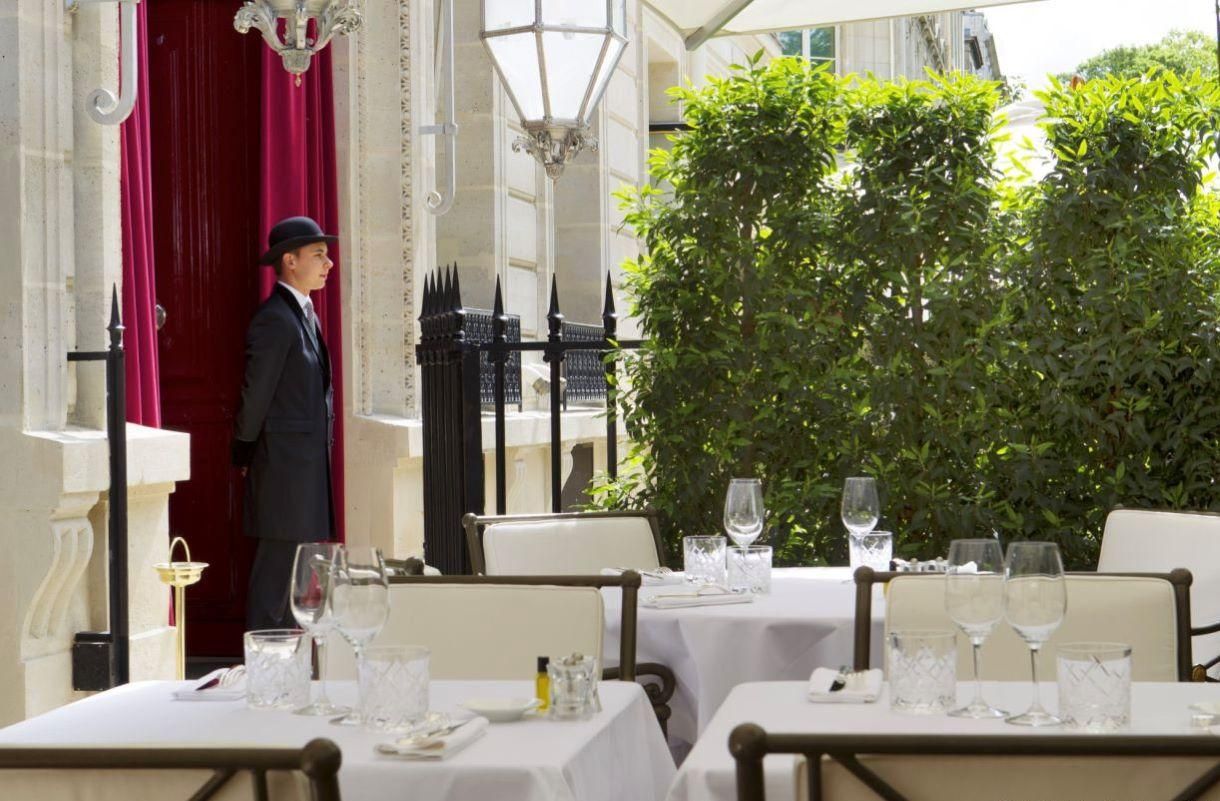 © G. Gardette. Terrasse Avenue Gabriel. La Réserve Paris