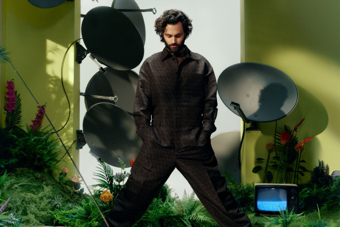 Penn Badgley porte la collection Maison Valentino Essentials